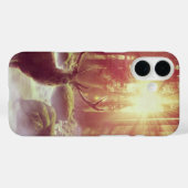 サンライズゴールデンアワーの霧の多い森の中の雄シカ Case-Mate iPhoneケース (裏面 (横))