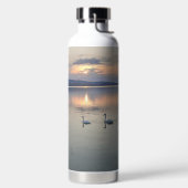 サンライズバイザスワンレイク – ウォーターボトル (左面)