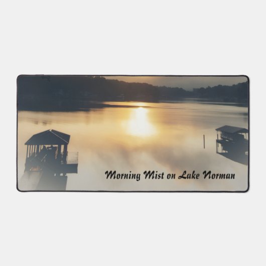 サンライズモーニングミストレイクランドスケープフォト デスクマット (正面)