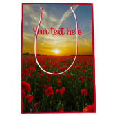 サンライズ写真の美しい赤いポピー畑 ミディアムペーパーバッグ (正面)