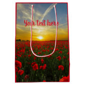 サンライズ写真の美しい赤いポピー畑 ミディアムペーパーバッグ (裏面)