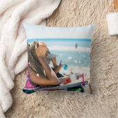 サンラウンジで寝転がって顔を覆う女 クッション (ブランケット)