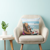 サンラウンジで寝転がって顔を覆う女 クッション (椅子)