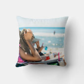 サンラウンジで寝転がって顔を覆う女 クッション (裏面)