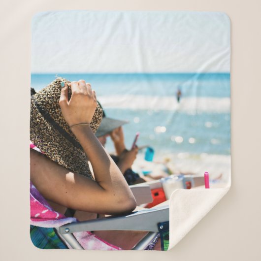 サンラウンジで寝転がって顔を覆う女  シェルパブランケット (正面)