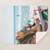 サンラウンジで寝転がって顔を覆う女  シェルパブランケット (正面(横))