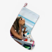サンラウンジで寝転がって顔を覆う女  スモールクリスマスストッキング (正面 (吊り時))