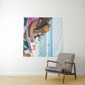 サンラウンジで寝転がって顔を覆う女  タペストリー (インサイチュ(横))