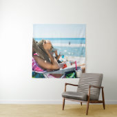 サンラウンジで寝転がって顔を覆う女  タペストリー (インサイチュ)