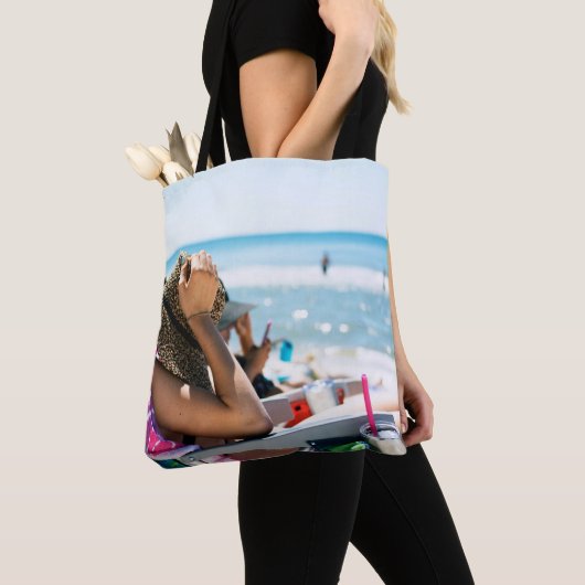 サンラウンジで寝転がって顔を覆う女  トートバッグ (クローズアップ)