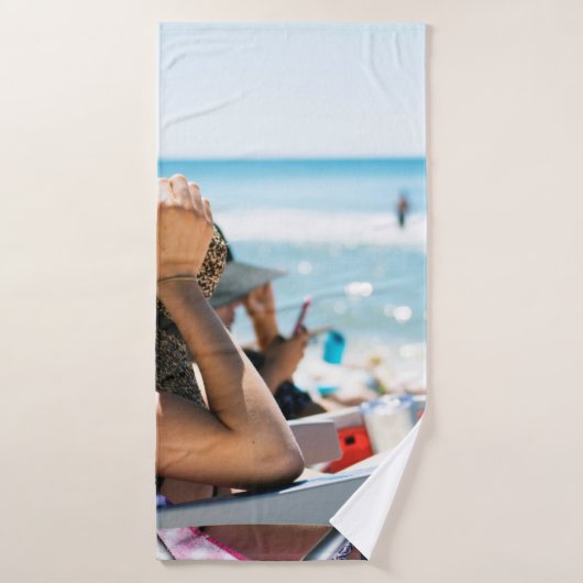 サンラウンジで寝転がって顔を覆う女  バスタオル (バスタオル)