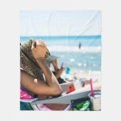 サンラウンジで寝転がって顔を覆う女 フリースブランケット (正面)