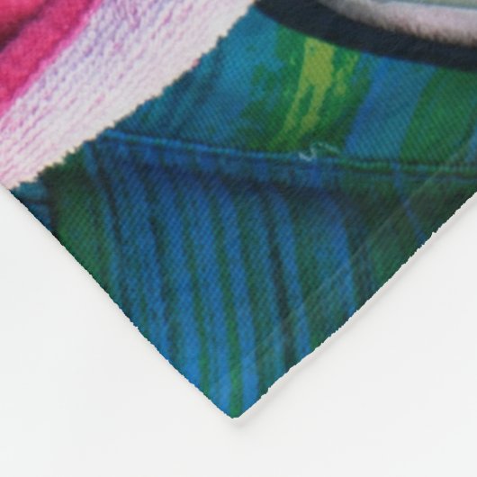 サンラウンジで寝転がって顔を覆う女 フリースブランケット (角)