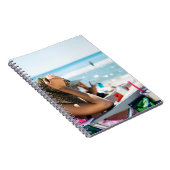 サンラウンジャーに横たわる女性が顔を覆う ノートブック (右側)