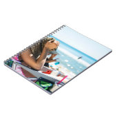 サンラウンジャーに横たわる女性が顔を覆う ノートブック (左側)