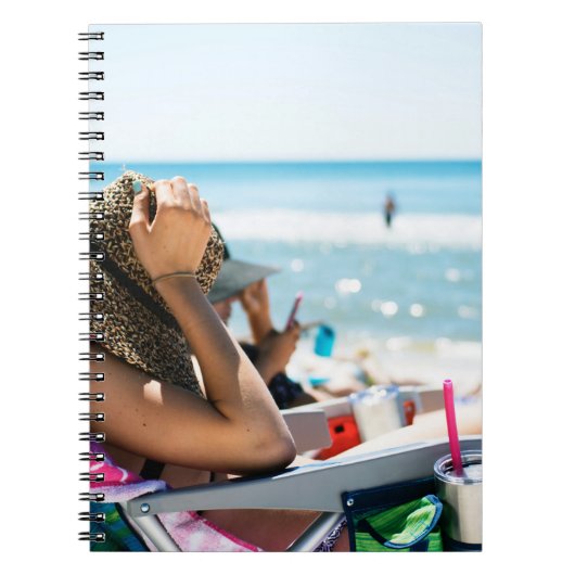 サンラウンジャーに横たわる女性が顔を覆う ノートブック (正面)