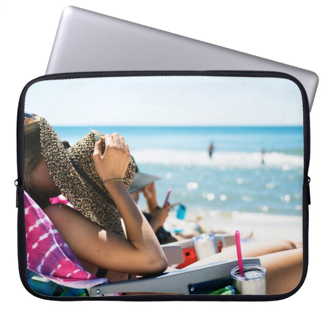 サンラウンジャーに横たわる女性が顔を覆う ラップトップスリーブ (正面)