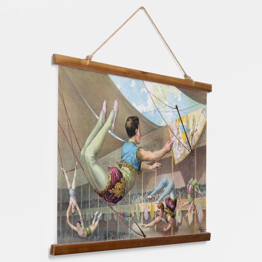 サーカスで演奏する男性の曲芸師 吊り下げ型タペストリー (傾斜あり)