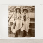 サーカ1910カメラ女子プリント タペストリー (正面)