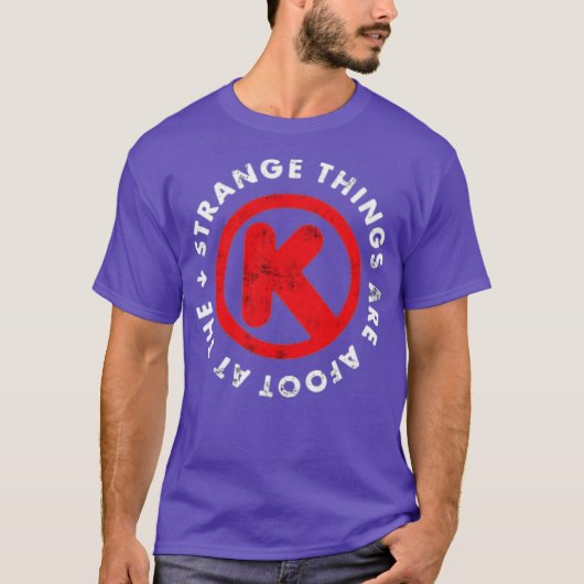 サークルKでおかしなことが起こっている Tシャツ (正面)