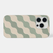 サージグリーンとクリームの流れる波のラグジュアリー幾何学 iPhoneケース (裏面横)
