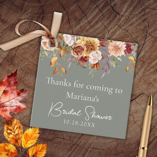 サージグリーンの秋の花柄ブライダルシャワー フェイバータグ