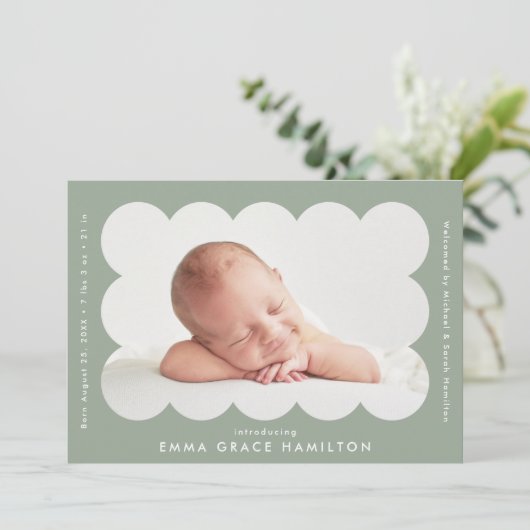 サージグリーンモダンスキャロップフォトフレーム誕生 案内状 (スタンド正面)