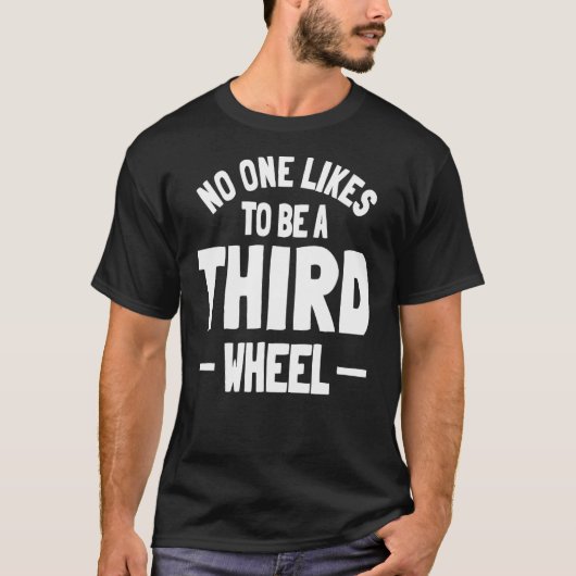 サードホイールインヒム人間関係デートすることユーモア歌 Tシャツ (正面)