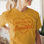 サーファーおもしろいママが夏になるビーチバムプニー Tシャツ<br><div class="desc">私たちの「ビーチバンプと美しい」Tシャツでビーチのスタイルを高めユニセックス、期待のママに合わせてカスタマイズ。自信を持って快適にあなたの放射バンプを誇示，夏の太陽を受け入れてスタイル.妊娠の祝旅に向けて設計されたこのシックなティーは、ビーチを愛するママのための必需品である。忘れられない瞬間をキャプチャするのに最適な、この強力な服装で海岸に声明を作る。</div>