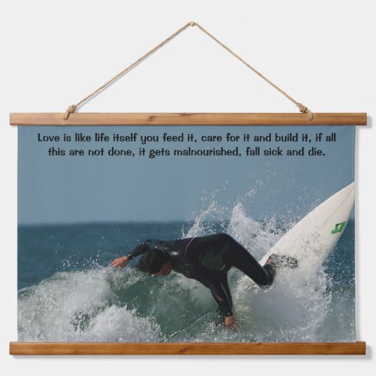 サーファーがサーフに落ちる 吊り下げ型タペストリー (正面)