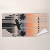 サーファーが夕焼けのビーチに入る | サーフライフ バスタオル (バスタオル)