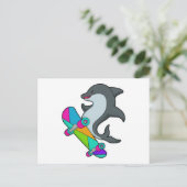 サーファーとしてスケートボードに乗るイルカ ポストカード (スタンド正面)