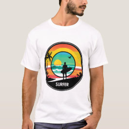 サーファーのサンセットビーチ レトロサークルイラスト Tシャツ