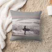 サーファーのサーフィンの海のビーチは海カリフォルニアを振ります クッション (ブランケット)