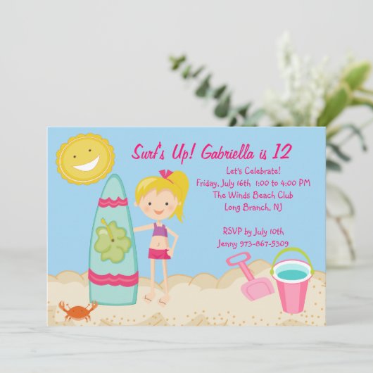サーファーの女の子のビーチのパーティーの誕生日の招待状 招待状 (スタンド正面)