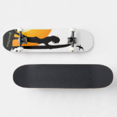 サーファーの女の子の日没のビーチのスケートボード2 スケートボード (横)