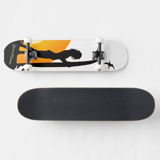 サーファーの女の子の日没のビーチのスケートボード2 スケートボード (横)