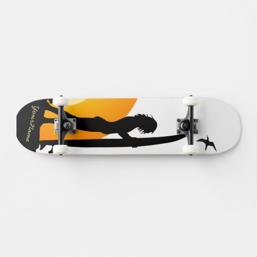 サーファーの女の子の日没のビーチのスケートボード2 スケートボード (横)