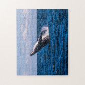 サーファーの楽園を離れて破っているザトウクジラ ジグソーパズル (縦)