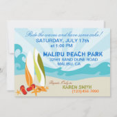 サーファーの男および波板ビーチの誕生日 招待状 (裏面)