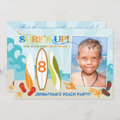 サーファーの男および波板ビーチの誕生日 招待状 (正面/裏面)