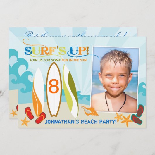 サーファーの男および波板ビーチの誕生日 招待状 (正面/裏面)