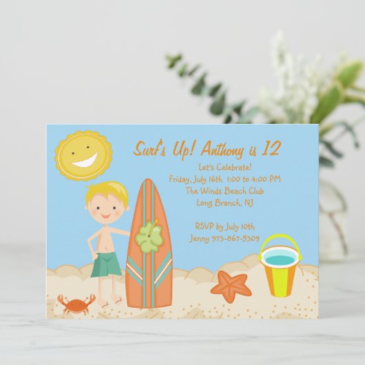 サーファーの男の子のビーチのパーティーの誕生日の招待状 招待状 (スタンド正面)