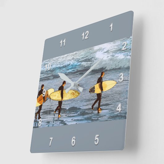サーファーは海に最後の波をつかまえるために先頭に立ちます スクエア壁時計 (傾斜)