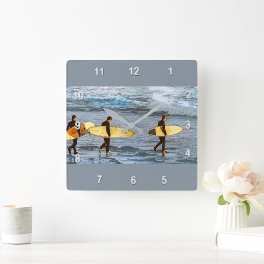 サーファーは海に最後の波をつかまえるために先頭に立ちます スクエア壁時計 (ホーム)