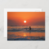 サーファーを水に持つ海上の日没 ポストカード (正面/裏面)