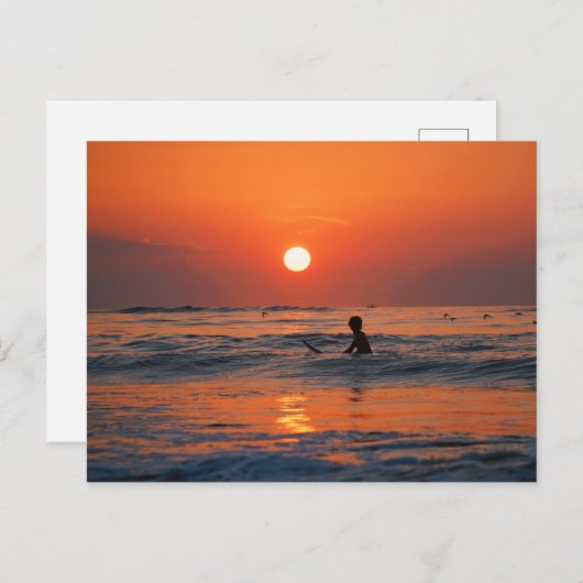サーファーを水に持つ海上の日没 ポストカード (正面/裏面)