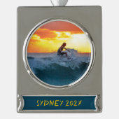 サーファーサーフィンフォトクリパーソナライズされたスマス シルバープレートバナーオーナメント (正面)