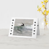 サーファー楽しむは、特に誕生日に乗ると言う カード (黄色い花)