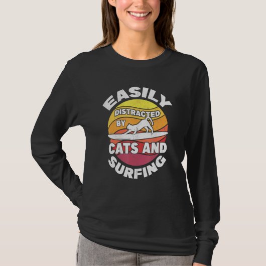 サーファー 女性 サーフィン 子猫 サーファー 猫 サーフィン Tシャツ (正面)